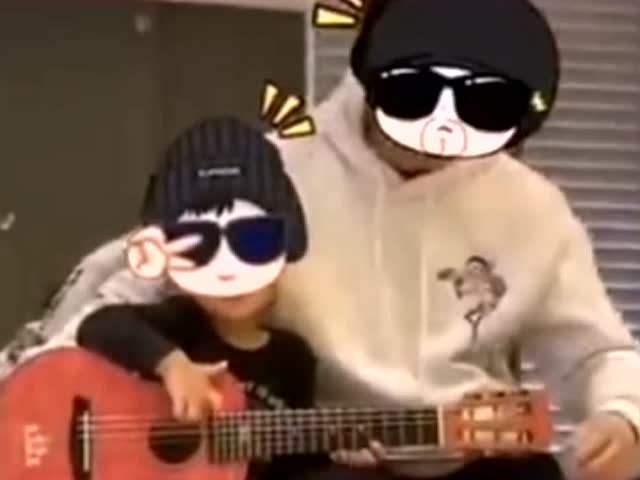 周杰倫兒子小小周彈唱《聽媽媽的話》
