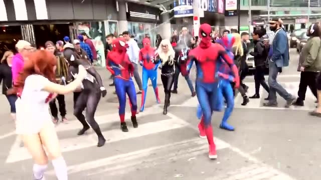 蜘蛛侠们街头游玩兵分两派，嬉戏打闹玩的不亦乐乎免费观看