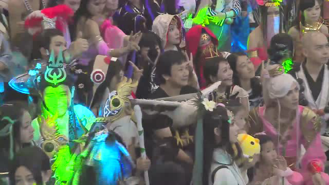 郭炜炜玩家大合影大家高呼“郭大侠我们爱你”免费观看