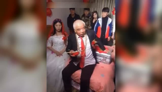 老头迎娶少女,婚礼也太搞笑了