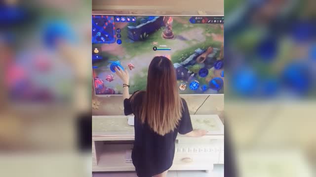 长发美女跪着玩王者荣耀，电视上还能玩得这么帅！免费观看