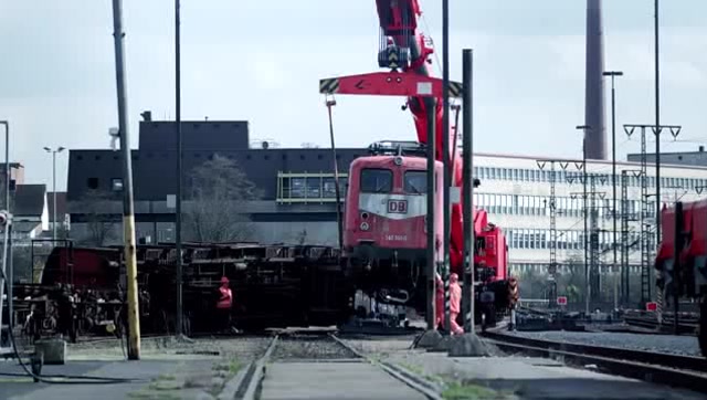 實拍鐵路專用大吊車，火車出現翻車事故就靠它了！ (192播放)