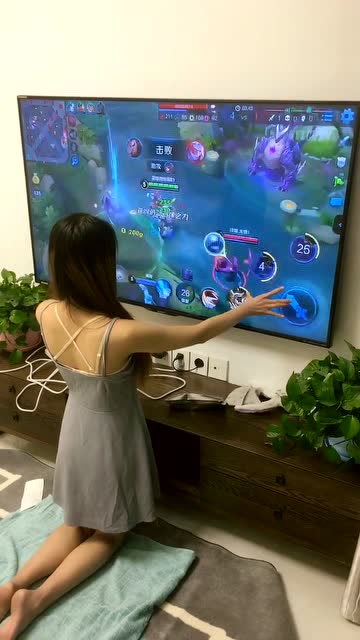 吊带裙美女用大屏电视玩王者荣耀 双板斧程咬金操作贼6！免费观看