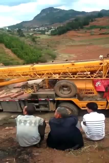 現場：吊車與貨車發生相撞事故 (203播放)