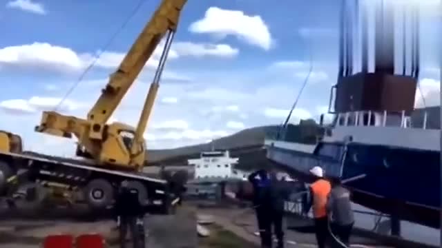 實拍事故畫面： 吊車不堪重負, 直接翻車 (186播放)