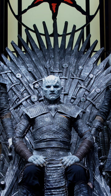 ChinaJoy女版死侍在王座上玩耍 旁边的异鬼不乐意了免费观看