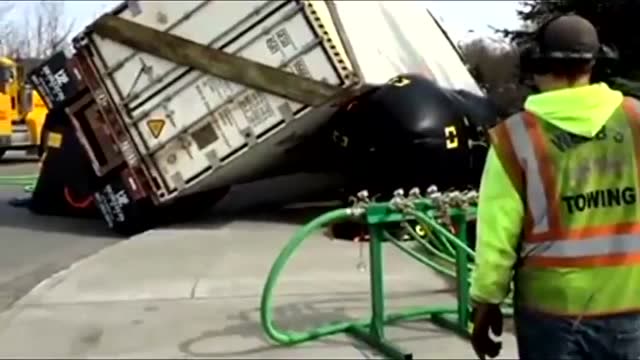 用氣囊扶正傾斜的卡車 - 重型吊車回收事故大客車 (214播放)