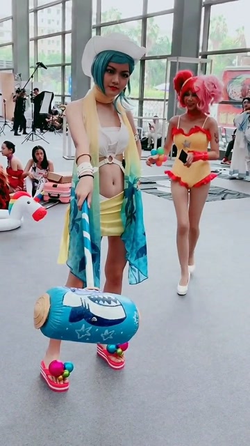 小乔来和钟无艳换鞋子，小姐姐们真可爱免费观看