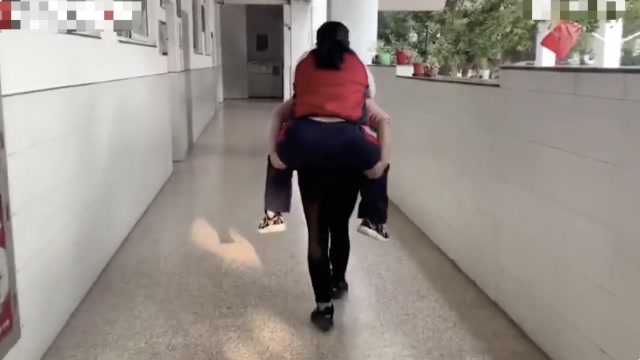 媽媽的背,14歲女孩8年的“求學路”