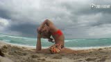  海滩瑜伽高难度如柔术 弯曲身体贴地一字马