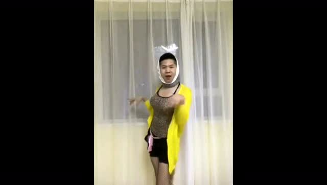 辣眼睛，小伙模仿王者荣耀妲己，笑的腿疼免费观看