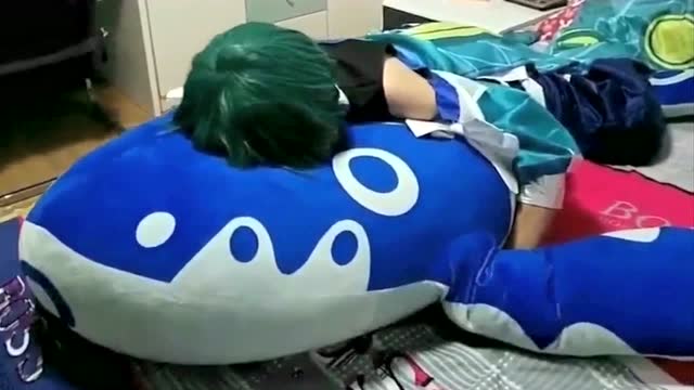 王者荣耀搞笑cosplay，高地都被推了，庄周还在家里睡觉免费观看