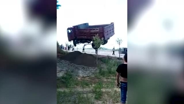 卡車發生事故側翻，吊車吊起鋼絲繩突然斷裂瞬間砸向地下工作人員 (162播放)