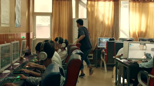 穿越火线十周年微电影《火线麻辣烫》 谨以此片，献给每一个疯过的人免费观看