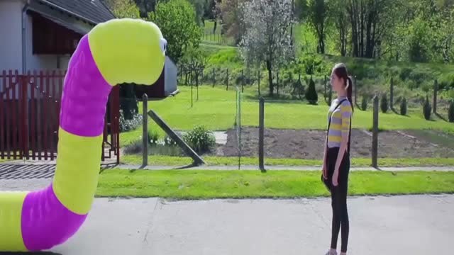 蛇蛇大作战：贪吃蛇来到现实，小姐姐回家偶遇巨型贪吃蛇！免费观看