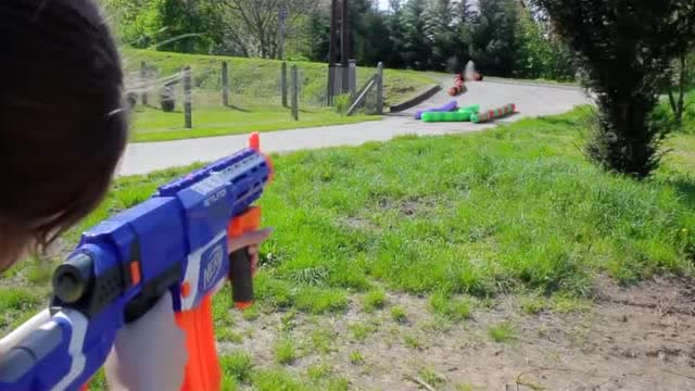 蛇蛇大作战：看看是你厉害，还是我手上的NERF枪厉害免费观看