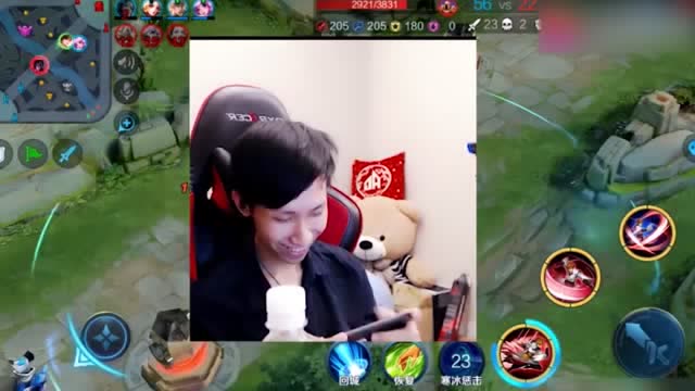 王者荣耀：梦泪李白追着女友一顿爆锤，女友：我一会就去拔你网线！免费观看