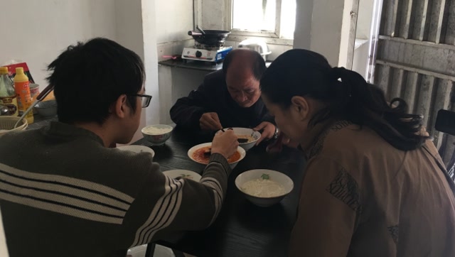 大四學生租房打工將患病父母帶在身邊 不放棄夢想也不放棄父母