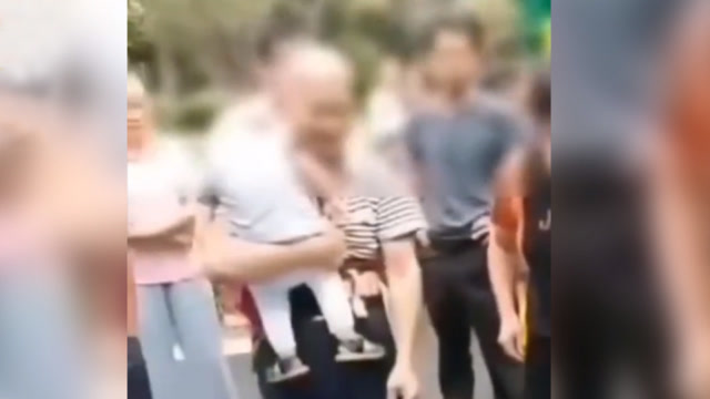 驚險!男子冒充家長搶1歲男童 保安居民合力拿下