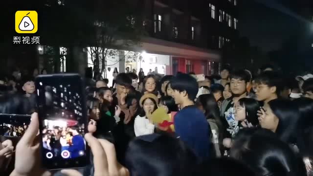 迷之尷尬!男生表白跑錯校區,喊下來同名女生
