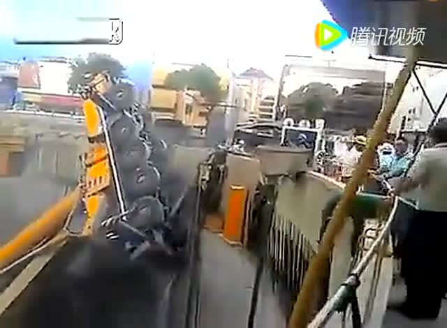 重型吊车惨烈事故现场47秒时震惊全场！ (114播放)