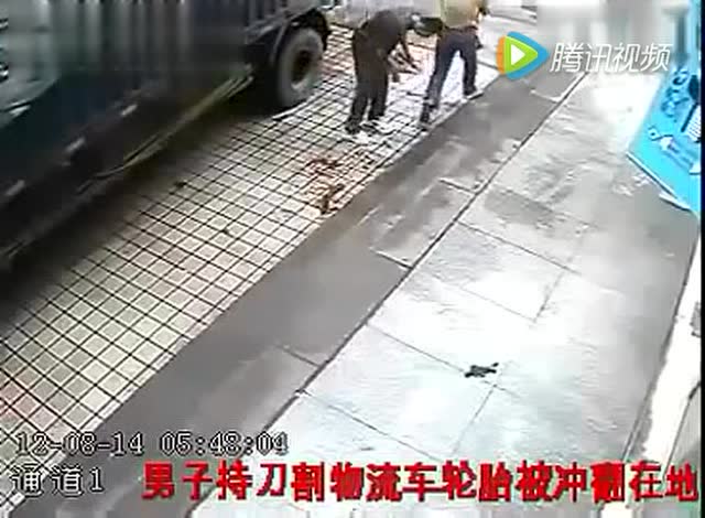 威力巨大监控实拍男子用刀子偷刺汽车轮胎被炸飞