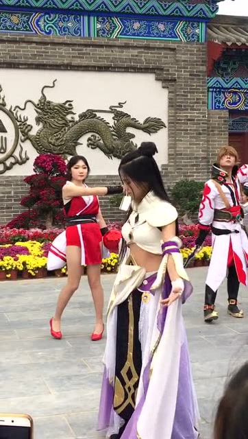 王者荣耀真人cosplay，感觉后面的不知火舞是出的肉装吧免费观看