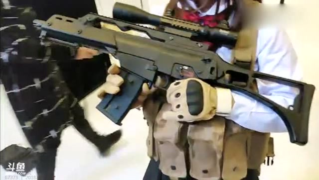 陈一发突然cos绝地求生女角色，镜头前暴露身高，跟冯提莫有一拼！免费观看