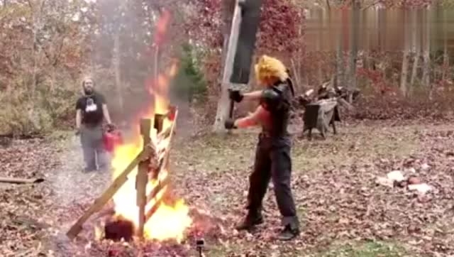 大胡子机械师制作出的最终幻想7中克劳德的长剑免费观看