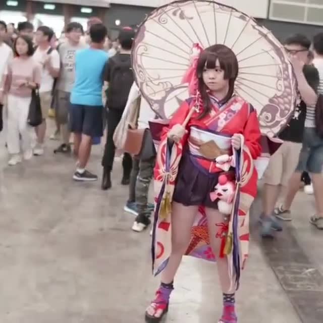 最可爱的妹子cos阴阳师神乐，路过的人都忍不住看她两眼免费观看