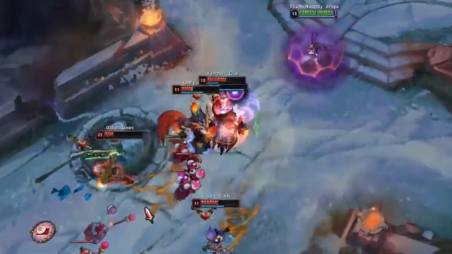 LOL：看到四个残血，莫甘娜直接闪现大招，网友：对面配合的不错免费观看