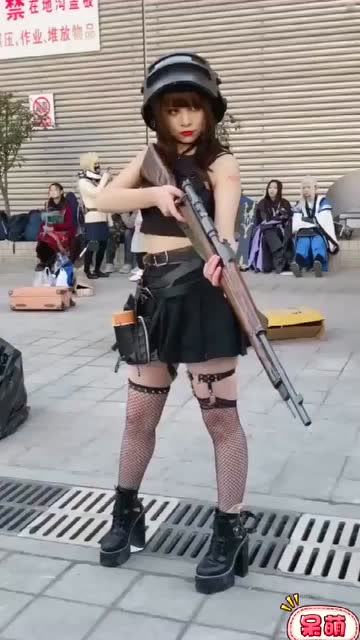 小姐姐的吃鸡装备，这一身装扮真是帅炸了！免费观看