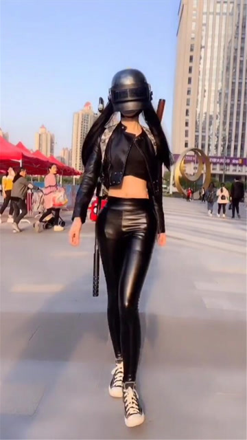 扎着双马尾的吃鸡小姐姐，被路人围观了！免费观看