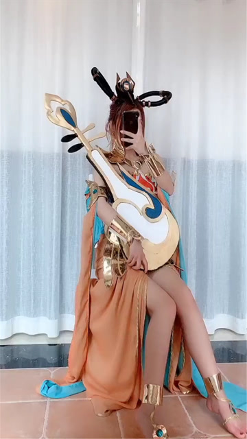 长腿小姐姐cos王者荣耀，你觉得哪个更形象？免费观看