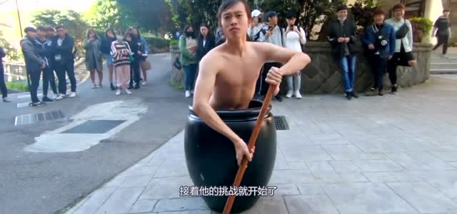 小伙爆笑挑战真人版铁锤爬山 比游戏难 200米爬了4小时 累到虚脱免费观看