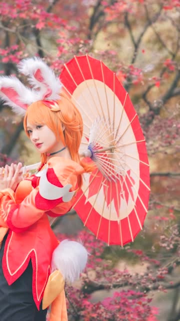 公孙离幻舞玲珑，在深秋用山谷中的枫叶做了一身衣服，格外闪耀免费观看