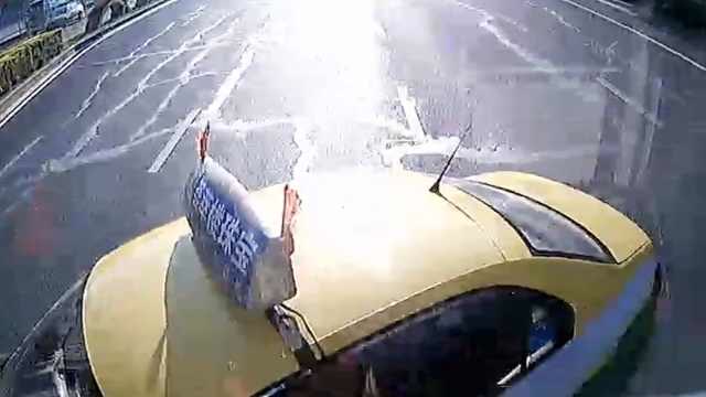 出租公交開鬥氣車,乘客慫恿公交司機懟出租,司機真撞了