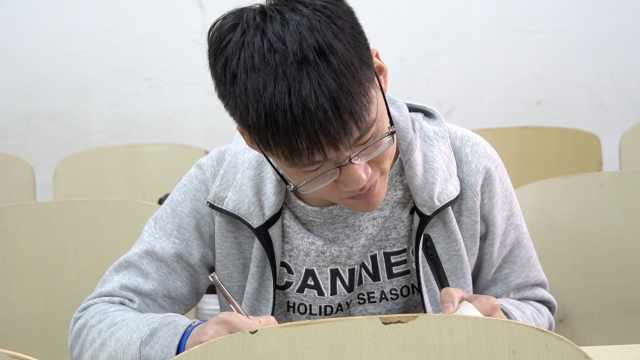 真學霸!男生58門課程48門超90分,大三被保送直博