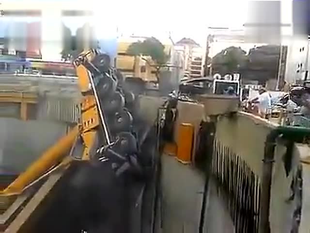 重型吊車慘烈事故現場，47秒時震驚全場，聲勢浩大 (181播放)