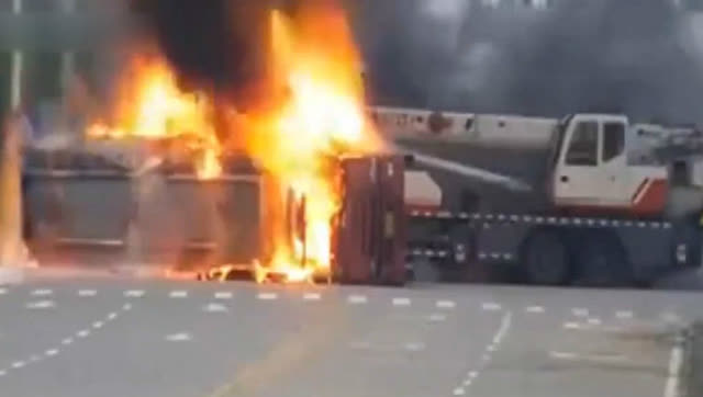 油罐车和吊车相撞起火，司机幸运逃生，恐怖的大货车事故 (228播放)