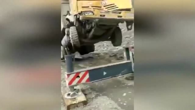 爆笑時刻：工地施工吊車的載重不夠, 直接造成了翻車事故 (210播放)