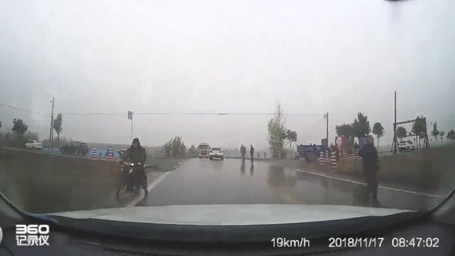 交通事故：豬車被撞，動用了吊車來幫忙 (202播放)
