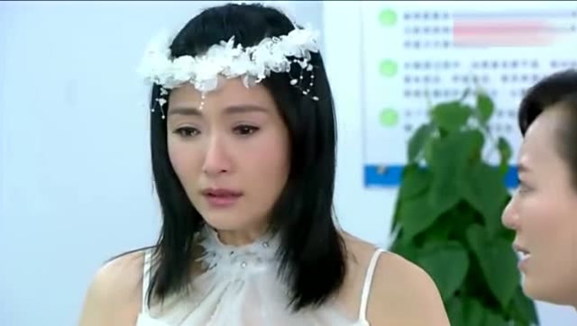 加油妈妈：女子穿着婚纱在医院伤心难过，富家女一来就数落她 ！