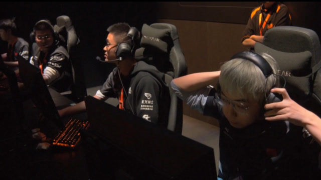 韦神4AM首日第二只鸡，英文解说惊叹只有4颗子弹，伦敦邀请赛 FGS免费观看