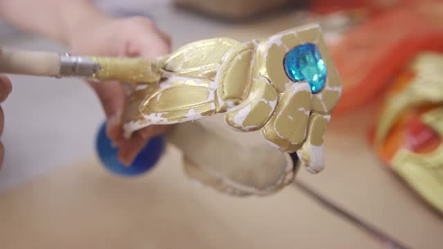 穿这个去展会1天能赚800块，拿漆修复王者荣耀大乔的COS服免费观看