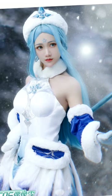 雪中有佳人，娇容绝红尘，大声地告诉小妲己谁是雪地里最美的一朵花免费观看