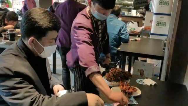 蘭州一烤串店復工一天賣6千串:一食客站着狂吃40串