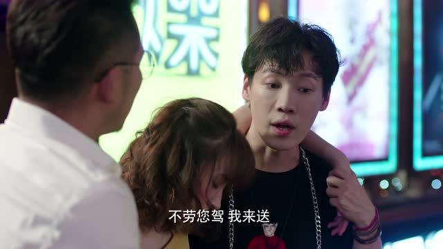 女追男小短剧，爱情中的勇敢与坚持