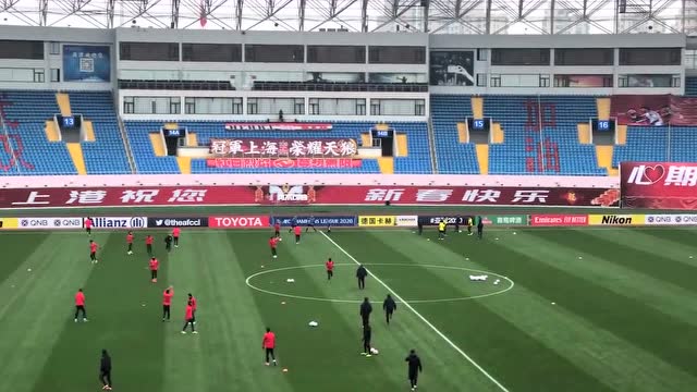 心繫疫情!上港亞冠比賽看臺座椅打出“武漢加油”字樣