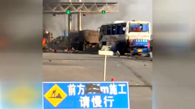 吊車收費站失控 連撞16車致5死 (195播放)